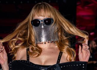 Giù la maschera per Myss Keta, prima volta con il volto scoperto – photo credits: DiLei