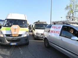 Torino, ristoratori e commercianti bloccano la tangenziale: richieste garanzie per riaperture