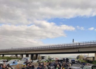 Proteste dei mercatali sulla A1 contro la zona rossa Covid