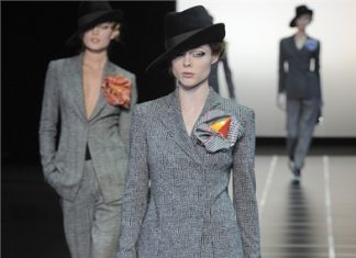 Il completo giacca e pantalone è donna, ecco come indossarlo completo giacca pantalone- credits: abbruzzonews24