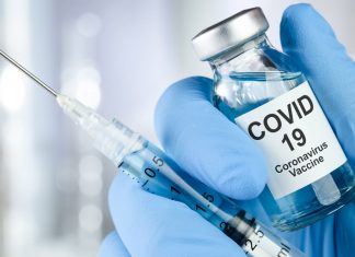 AstraZeneca ammette in tribunale che il vaccino anti Covid può causare una trombosi rara e mortale: si parla di eventuali risarcimenti