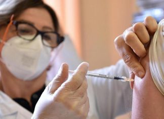Lombardia, vaccino anche dai 65 anni: ecco come prenotarsi vaccino covid
