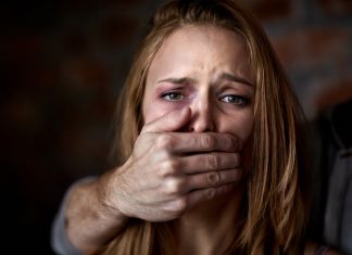 Monsignor Antonio Michele Crociata: l’invito a non denunciare le violenze domestiche