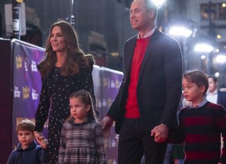 Il piccolo Louis di Cambridge festeggia i tre anni in giardino