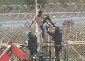 Spagna: 5000 migranti arrivano a Ceuta, record senza precedenti Recinzioni di sorveglianza a Ceuta