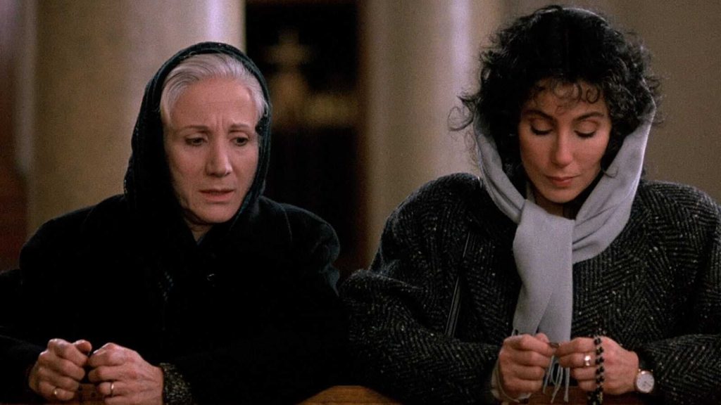 Olympia Dukakis e Cher in una scena di "Stregata dalla luna" - Photo Credits: The Movie Database