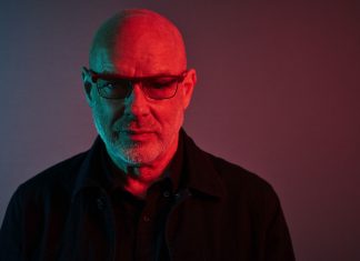 Brian Eno: il cavalletto per le tastiere, la nascita di un genio Brian Eno © artribune.com