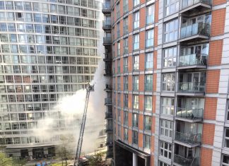 Londra: incendio in un palazzo di 19 piani, 100 pompieri impegnati Londra, incendio in un palazzo di 19 piani