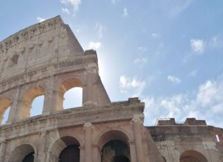 Lenzuoli bianchi contro la mafia esposti nelle città italiane Lenzuoli bianchi contro la mafia al Colosseo, Roma