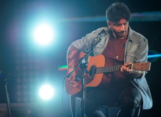 Fabrizio Moro, torna a esibirsi con ”Canzoni nella Stanza – percorso unplugged 2021”