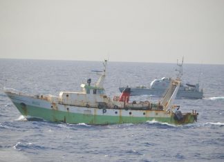 Spari su un peschereccio italiano dai militari libici, il comandante: “Sto bene” Il peschereccio Aliseo (Marina Militare)