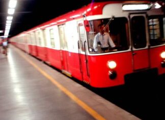 Suicidio in metro a Milano: morta una donna di 70 anni