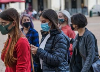Quando smetteremo di indossare le mascherine all’aperto: ecco le regole