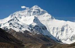 La scalata dell’Everest, i primi uomini a salire sul tetto del mondo scalata dell'Everest- credits: guidedolomiti.com