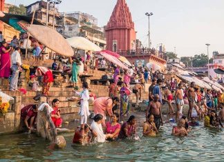 India, emergenza senza fine: decine di cadaveri trovati nel fiume Gange