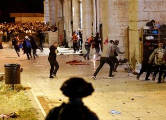 Gerusalemme: continuano gli scontri, 50 palestinesi feriti