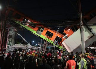 Città del Messico, crolla un ponte dell’Aerotrén
