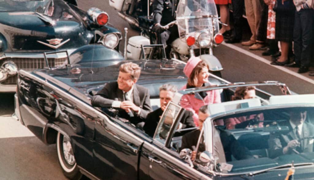 John Fitzgerald Kennedy e sua moglie Jackie il giorno dell'assassinio - Photo Credits: Protagon.gr