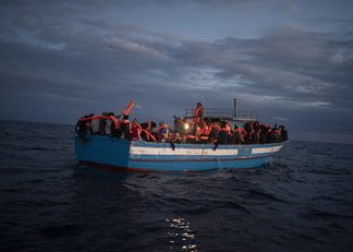 La nave quarantena Azzurra attracca: 600 migranti lasciano Lampedusa