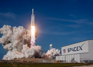 Il razzo SpaceX è atterrato in maniera regolare dopo alcuni tentativi falliti
