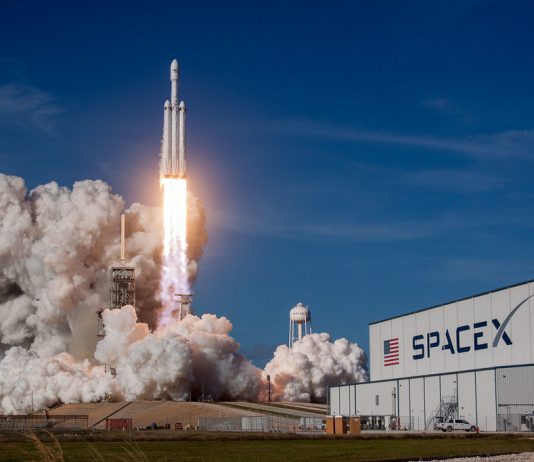 Il razzo SpaceX è atterrato in maniera regolare dopo alcuni tentativi falliti