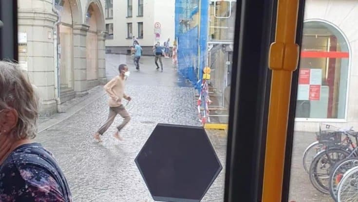 Germania, accoltella passanti a Würzburg: tre morti e dieci feriti