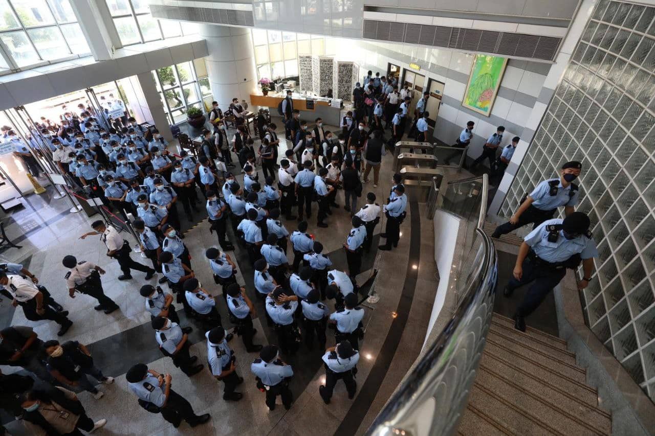 Hong Kong: 5 arresti all’Apple Daily, il più importante giornale pro democrazia Irruzione della polizia all’Apple Daily