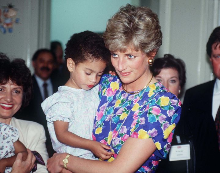 Nella foto Lady Diana indossa un abito chiamato "Caring Dress"  photo credit: huffpost.com