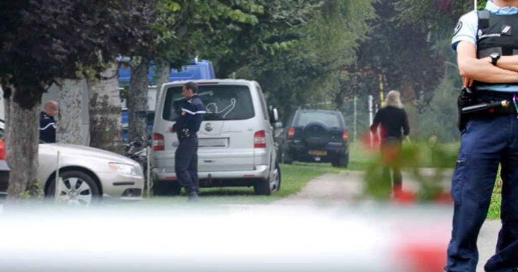 Nell'immagine l'arrivo della Gendarmerie sul luogo della strage   photo credit: Huffingtonpost.it