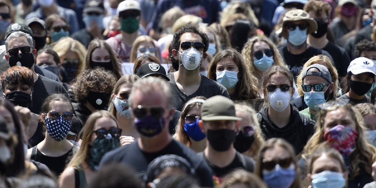 Mascherine: no all’aperto dal CTS ma solo senza assembramenti