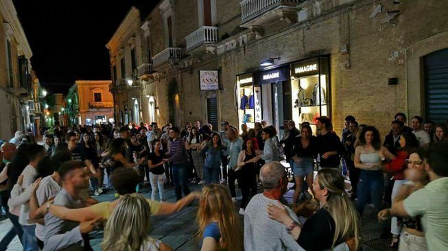 Francia, in migliaia per la Festa della Musica: grandi assembramenti