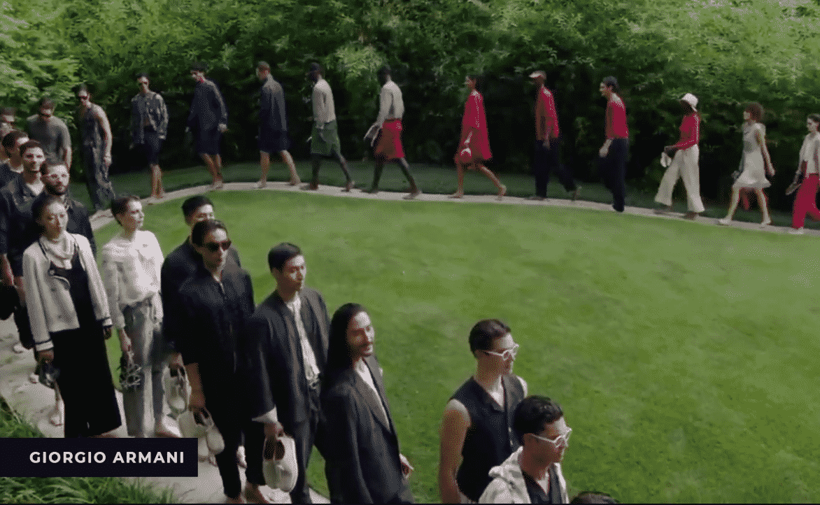 Giorgio Armani MF 2021, è spettacolo e lo sfondo per magia diventa vivo