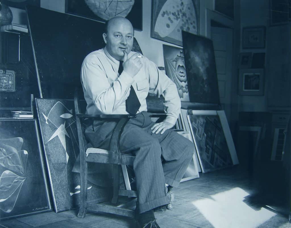 Oscar Fischinger nel suo studio con alcune sue tele_photocredit:bionline