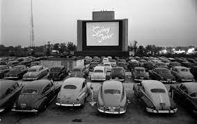 Il 6 giugno 1933 nasce il primo cinema drive in della storia Uno dei primi cinema drive in - PhotoCredit © fashiontimes.it