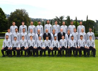 Armani e la divisa della Nazionale italiana, camerieri o fashion style? credit: linkiesta.it