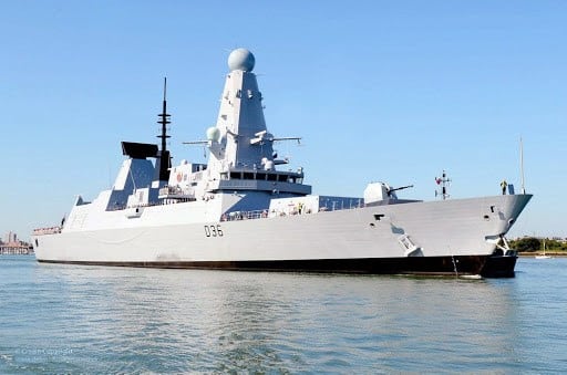 Russia: colpi di avvertimento contro la nave britannica che sfora nelle acque russe colpi di avvertimento russi verso la nave britannica Defender