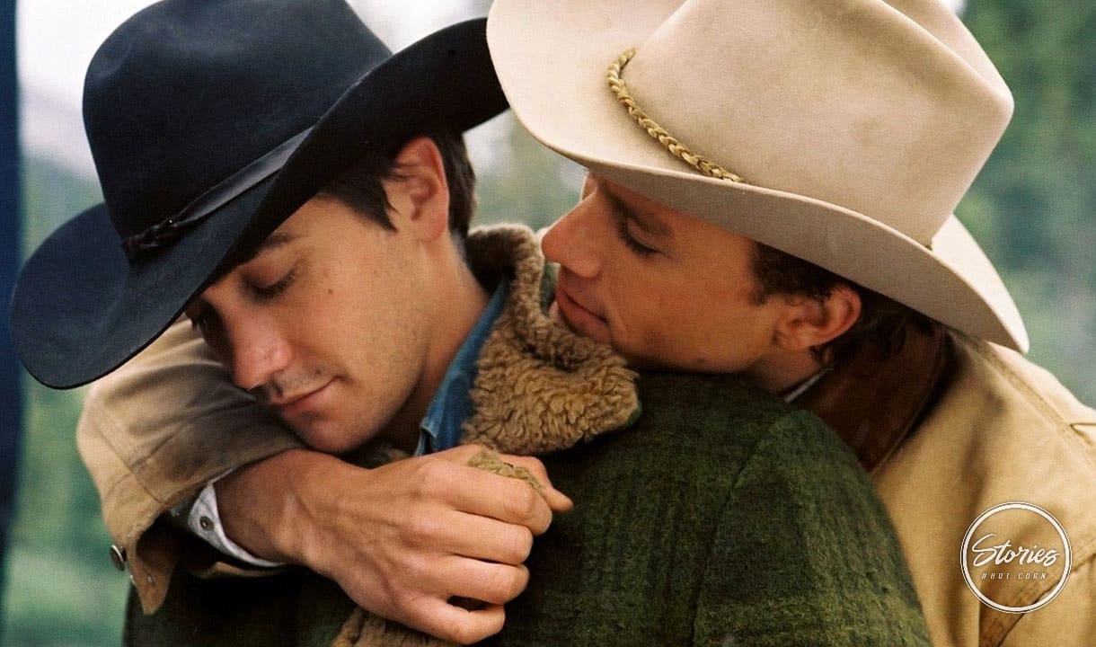 “I segreti di Brokeback Mountain”: stasera in TV ritorna l’intramontabile dramma sull’amore omosessuale Jack Gyllenhaal e Heath Ledger ne "I segreti di Brokeback Mountain" - Photo Credits: The HotCorn