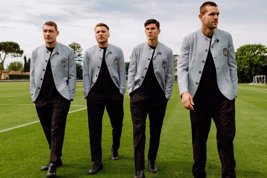 La divisa della nazione italiana di calcio realizzata da Giorgio Armani - credit: adnkronos.it