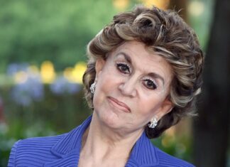 Zorzi e Leosini: la chiamata dalla giornalista all’influencer Franca Leosini telefona a Tommaso Zorzi; Credits: Marie Claire