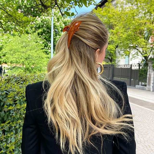 Accessori capelli - Chiara Ferragni indossa il mollettone a forma di delfino - Photo Credits Instagram Chiara Ferragni