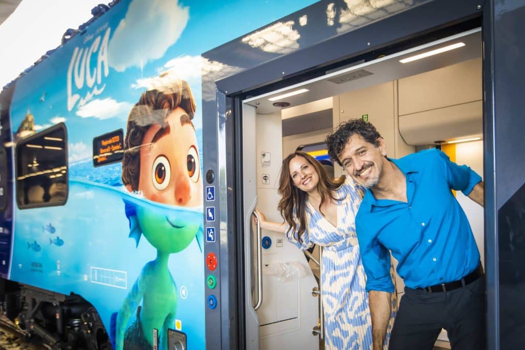 Il regista e la produttrice sul nuovo treno a tema Luca Pixar.