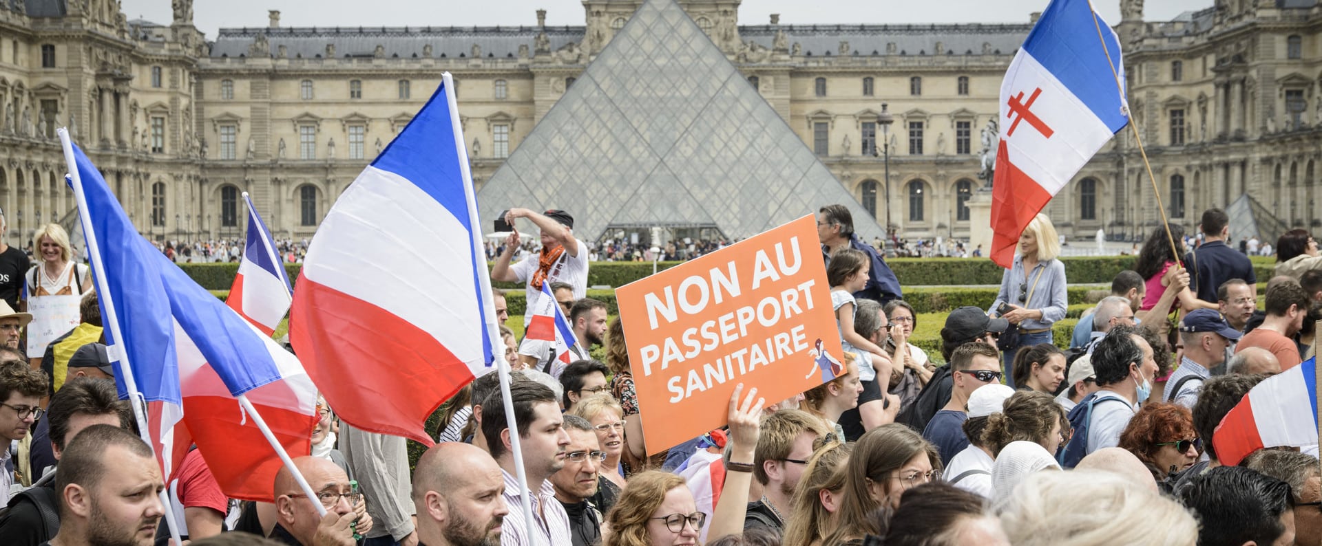 Pass sanitario, manifestazioni in Francia contro il provvedimento di Macron Pass sanitario