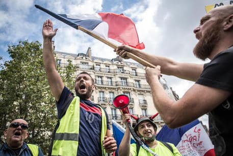 Proteste contro Green Pass a Parigi, attacchi alla Bastiglia