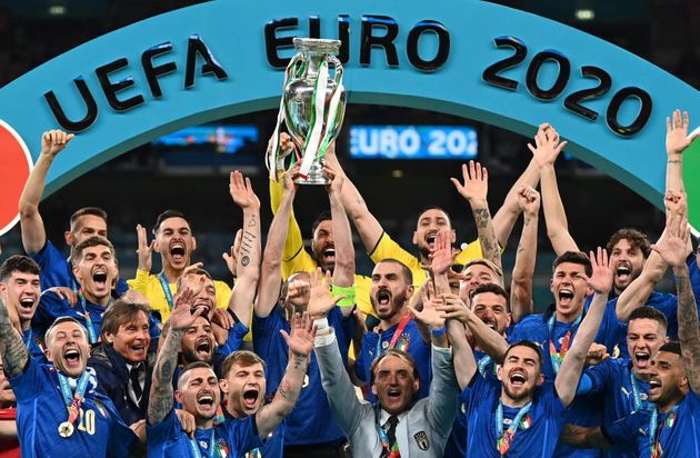 Azzurri, Chiellini a letto con la coppa come Cannavaro Azzurri Chiellini