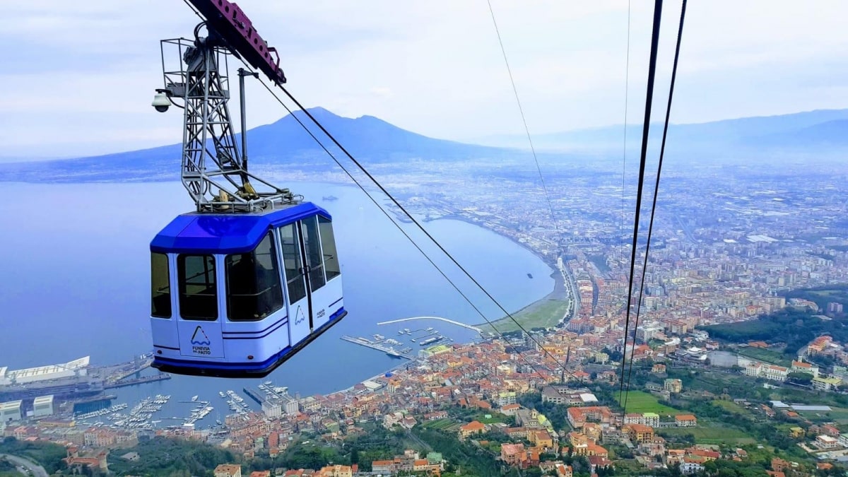 Monte Faito, la funivia resta sospesa nel vuoto con 17 persone a bordo