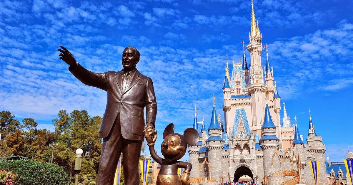Disneyland: Walt Disney inaugura il primo parco a tema della storia Walt Disney Inagura Disnayland photo credits blog.helplavoro.it
