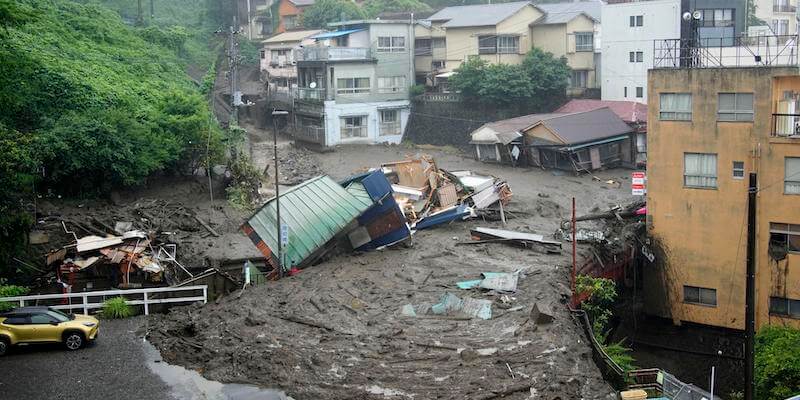 Giappone, forti piogge: frana travolge alcune abitazioni di Atami