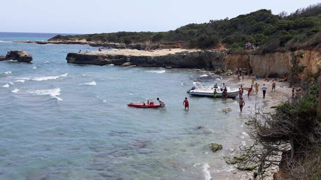 Tragedia alla Baia dei Turchi: giovane coppia trovata morta in mare