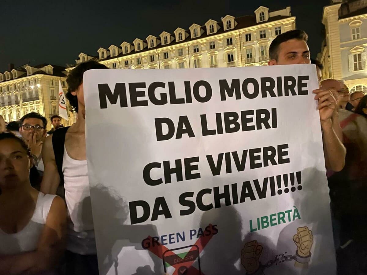 No vax, tra assalti alle ferrovie e consulenze contro i vaccini manifestazioni no vax