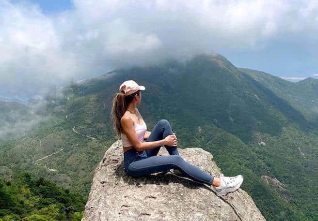Muore l’influencer Sofia Cheung, precipita nel vuoto mentre scatta un selfie